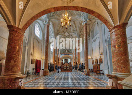 INNSBRUCK, Autriche - 28 janvier : (NOTE DU RÉDACTEUR : Cette image HDR a été numériquement comme composite.) l'Église Hofkirche (Cour) est vu de l'intérieur le 28 janvier 2018 à Innsbruck, en Autriche. L'église de la Cour est aussi connu par les locaux comme Schwarzmander "église" grâce à la vie 28 chiffres en bronze grandeur nature qui montent la garde, veillant sur le tombeau de l'empereur Maximilien I. Banque D'Images