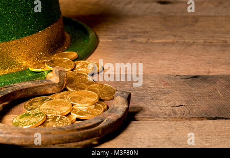 Pile de pièces d'or de chapeau vert St Patricks Day Banque D'Images