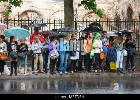 Des personnes non identifiées, l'attente sous la pluie pour la gay pride à passer par au Boulevard Saint-Michel, Paris, France. Banque D'Images