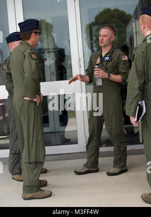 Le sergent-chef de l'US Air Force. Jonathan Haas, un perchman affecté à l'Escadron n° 33 dans le cadre de l'U.S Air Force le programme d'échange de personnel militaire, Hickam Air Force Base, Alabama, parle avec le Lieutenant-colonel Heath Miller, directeur adjoint des opérations avec le 37e Escadron expéditionnaire piégée, Andersen Air Force Base, Guam, le 30 novembre 2017, à la base de la RAAF de Amberley, Australie. Haas est un participant à une mission de formation de l'antenne se ravitailler, le premier ravitaillement aérien entre un RAAF KC-30A et un U.S. Air Force B-1B Lancer. Deux bombardiers est arrivé à Amberley dans le cadre de la United States-Australia au dispositif de forces Banque D'Images