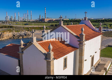 District de leca da Palmeira Matosinhos ville dans le nord du district de Porto au Portugal. Arrière-plan de l'AIIO raffinerie Banque D'Images