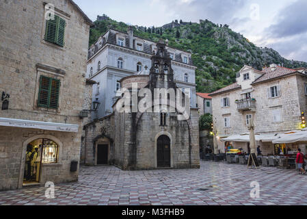 L'Église orthodoxe de Saint Luc et Abaddon Palace sur la vieille ville de Kotor, ville côtière située dans la baie de Kotor de Mer Adriatique, le Monténégro Banque D'Images