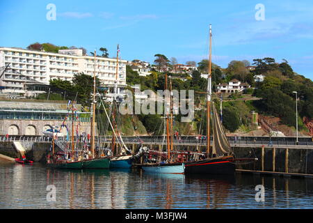 Bateaux à voile traditionnel dans le port de Torquay Banque D'Images