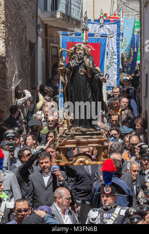 La procession a lieu dans les ruelles étroites de Cocullo pleine de fidèles. La statue de San Domenico est suivie de gonfalons. Abruzzes, Italie, Banque D'Images