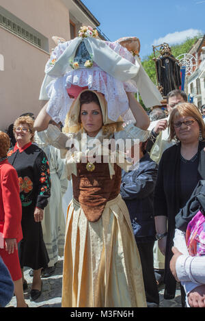 Pendant la procession, les filles de Cocullo, vêtues de vêtements traditionnels, portent leurs têtes paniers en osier remplis de bonbons typiques. Abruzzes. Banque D'Images