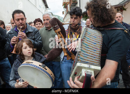 Des groupes de musiciens, accompagnés d'instruments de musique de tradition populaire, chantent des chansons en l'honneur de San Domenico. Abruzzes, Italie, Europe. Banque D'Images