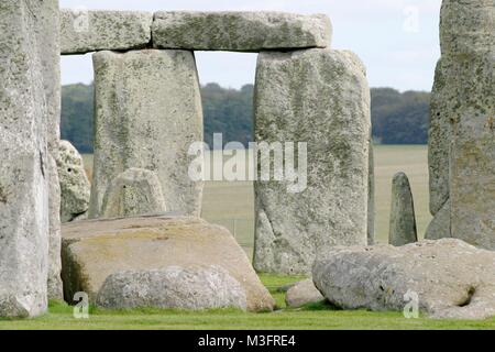 STONEHENGE, Stonehenge est un Jungsteinzeit begründetes in der und mindestens bis in die Bronzezeit Bauwerk mit in der Nähe von Amesbury dans le Wiltshire, Angleterre, 13 kilomètres par nordwestlich von Salisbury. Il Grabenanlage es aus einer, die eine Megalithstruktur umgibt, welche wiederum aus mehreren konzentrischen Steinkreisen gebildet wird. Banque D'Images
