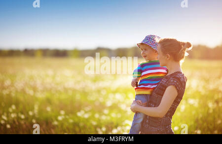 Jeune femme avec un boy blowing bubbles Banque D'Images