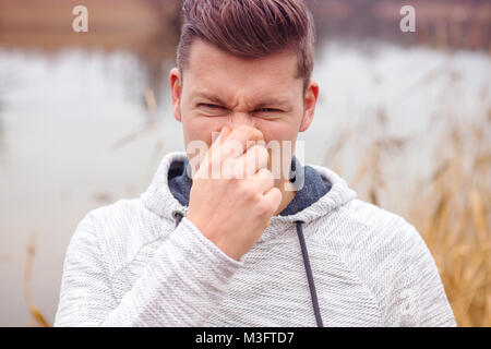 Portrait of handsome man smelling blonde quelque chose de grave. Banque D'Images