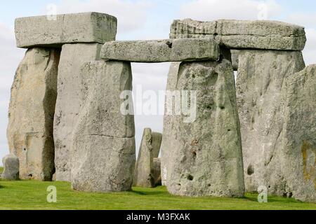 STONEHENGE, Stonehenge est un Jungsteinzeit begründetes in der und mindestens bis in die Bronzezeit Bauwerk mit in der Nähe von Amesbury dans le Wiltshire, Angleterre, 13 kilomètres par nordwestlich von Salisbury. Il Grabenanlage es aus einer, die eine Megalithstruktur umgibt, welche wiederum aus mehreren konzentrischen Steinkreisen gebildet wird. Banque D'Images