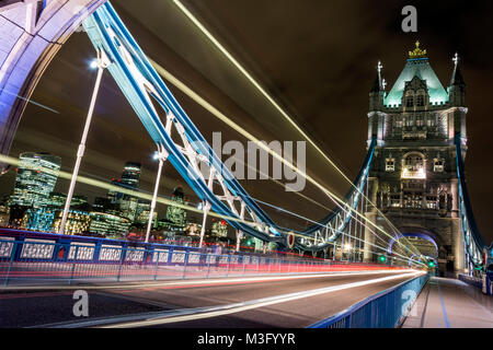 L'heure de pointe - Tower Bridge, London Banque D'Images