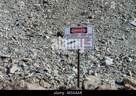 Panneau d'avertissement pour les obus non explosés possible utilisé pour démarrer les avalanches. Le Parc National de Yellowstone, Wyoming, USA Banque D'Images