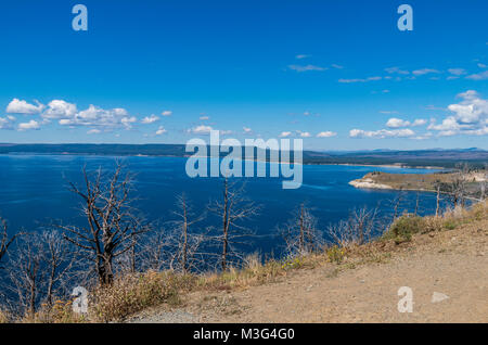 Vue sur le lac de Yellowstone Lake Butte donnent sur. Le Parc National de Yellowstone, Wyoming, USA Banque D'Images