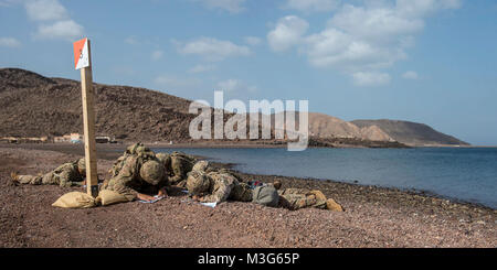 Les soldats de l'Armée américaine affecté à la Force opérationnelle interarmées - Corne de l'Afrique points de grille de tracé de la navigation terrestre au cours de formation en vue d'un expert Infantryman Badge évaluation à Arta Plage, Djibouti, le 25 janvier 2018. Après deux semaines de formation et 5 jours d'essais, 50 soldats ont achevé le processus de gagner le très convoité des compétences particulières d'un insigne qui exige que les soldats de l'armée d'effectuer un test de condition physique, jour et nuit la navigation terrestre, une marche forcée de 12 km, et 30 tâches individuelles couvrant les armes, medical, patrouille de sécurité et de compétences. (U.S. Air Force Banque D'Images