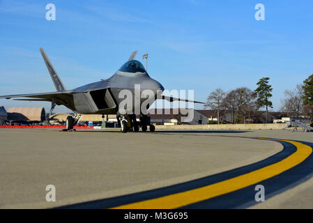 Un F-22 Raptor de l'Air Combat Command F-22 de l'équipe de démonstration à Langley Air Force Base, Virginie, attend sur la piste avant le roulage, le 26 janvier 2018, à Seymour Johnson Air Force Base, la Caroline du Nord. L'équipe a effectué une démonstration pratique à Seymour Johnson AFB. (U.S. Air Force Banque D'Images