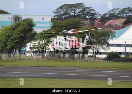 G-MCGG, un hélicoptère Sikorsky S-92A exploité par Bristow Helicopters au nom de HM Coastguard, départ de l'aéroport de Prestwick en Ayrshire. Banque D'Images