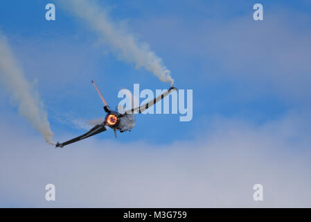 Lockheed F16 de l'armée de l'air belge Fighting Falcon au Royal International Air Tattoo de la RAF Fairford. Postcombustion, réchauffer. Composante aérienne belge Banque D'Images