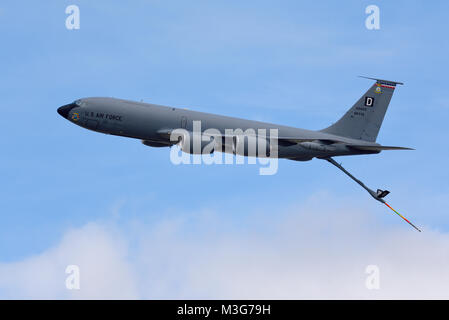 L'avion de transport DU camion-citerne STRATOTANKER KC-135R DU BOEING DE LA Force AÉRIENNE DES ÉTATS-UNIS tracte sa rampe de ravitaillement. Basé à RAF Mildenhall, Suffolk, Royaume-Uni Banque D'Images