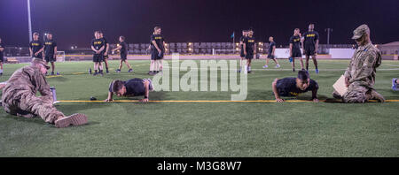 Les soldats de l'Armée américaine affecté à la Force opérationnelle interarmées - Corne de l'Afrique au cours de l'Armée pushups effectuer la remise en forme physique d'essai d'un expert Infantryman Badge au Camp d'évaluation Lemonnier, Djibouti, le 29 janvier 2018. Après deux semaines de formation et 5 jours d'essais, 50 soldats ont achevé le processus de gagner le très convoité des compétences particulières d'un insigne qui exige que les soldats de l'armée d'effectuer un test de condition physique, jour et nuit la navigation terrestre, une marche forcée de 12 km, et 30 tâches individuelles couvrant les armes, medical, patrouille de sécurité et de compétences. (U.S. Air Force Banque D'Images