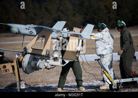 Les Marines américains avec l'Escadrille de véhicules aériens télépilotés marines VMU (2) se préparer à lancer une RQ-21A gelé pendant Blackjack Badger sur Fort McCoy, au Wisconsin, le 29 janvier 2018. Frozen blaireau est un exercice de formation visant à améliorer les capacités opérationnelles de VMU-2 dans des environnements grand froid. (U.S. Marine Corps Banque D'Images