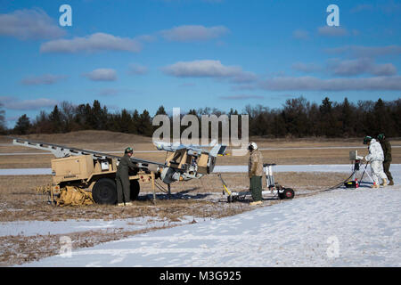 Les Marines américains avec l'Escadrille de véhicules aériens télépilotés marines VMU (2) se préparer à lancer une RQ-21A gelé pendant Blackjack Badger sur Fort McCoy, au Wisconsin, le 29 janvier 2018. Frozen blaireau est un exercice de formation visant à améliorer les capacités opérationnelles de VMU-2 dans des environnements grand froid. (U.S. Marine Corps Banque D'Images