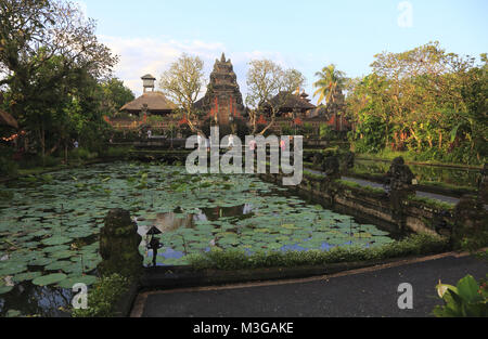 Pura Taman Saraswati Temple avec étang de lotus en premier plan.Ubud Bali.L'Indonésie. Banque D'Images