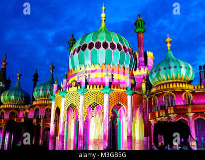 Royal Pavilion de Brighton est éclairé avec des projections dont les silhouettes des éléphants dans le Dr Blighty montrer lors de la 2016 Brighton Festival. Banque D'Images