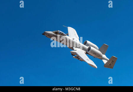 Un A-10 Thunderbolt II survole le Barry M. Goldwater Range dans Gila Bend, en Arizona, le 1 février 2018. Divers avions visité la plage pour Haboob Havoc, une compétition pour les pilotes d'améliorer leurs compétences dans le combat aérien, d'établir de bons rapports et de revitaliser la culture de pilote de chasse. (U.S. Air Force Banque D'Images