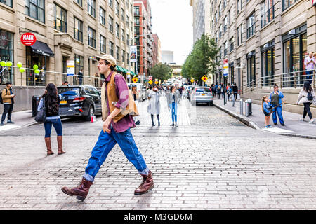 Brooklyn, Etats-Unis - 28 octobre 2017 : Les gens prennent des photos de pont de Manhattan en extérieur extérieur extérieur dans Dumbo Nyc New York City, bâtiment en brique, Banque D'Images