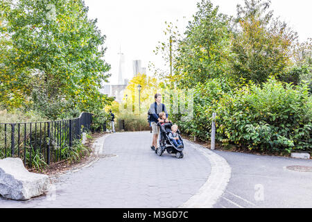 Brooklyn, Etats-Unis - 28 octobre 2017 : Dumbo l'extérieur en plein air extérieur dans NYC New York City, les gens marcher dans la rue Main verte, parc urbain Banque D'Images