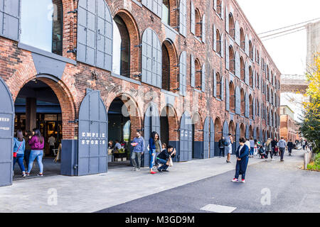 Brooklyn, Etats-Unis - 28 octobre 2017 : Dumbo l'extérieur en plein air extérieur dans NYC New York City, personnes marchant par West Elm magasins de quartiers Banque D'Images