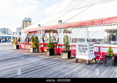 Brooklyn, Etats-Unis - 28 octobre 2017 : l'extérieur de l'extérieur dans NYC New York City Pont de Brooklyn Park avec beaucoup de foule de gens assis à des tables en bois par boa Banque D'Images