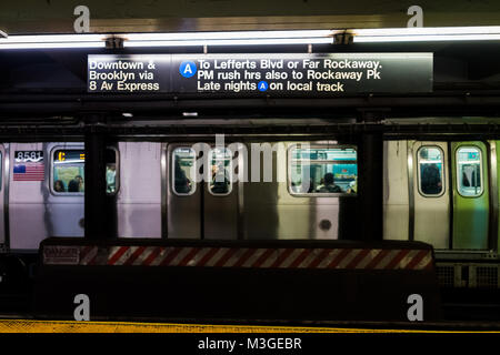 La ville de New York, USA - 28 octobre 2017 : l'article en attente de transport en commun souterrain large plate-forme vide dans NYC Subway Station, à l'enseigne de sortie Banque D'Images