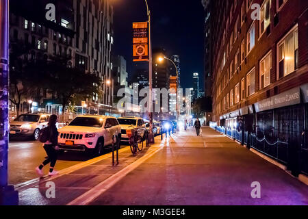 La ville de New York, USA - 28 octobre 2017 : NYC downtown nuit sombre soir allumé la rue Charlton road avec le trafic des voitures, si la Parade Halloween Village Banque D'Images