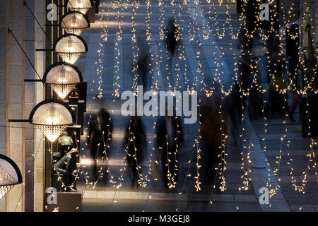 Des piétons marchent la nuit le long du centre commercial Mamilla, également connu sous le nom d'Alrov Mamilla Avenue, une rue commerçante et le seul centre commercial en plein air près de la vieille ville dans l'ouest de Jérusalem Israël Banque D'Images