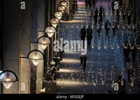 Des piétons marchent la nuit le long du centre commercial Mamilla, également connu sous le nom d'Alrov Mamilla Avenue, une rue commerçante et le seul centre commercial en plein air près de la vieille ville dans l'ouest de Jérusalem Israël Banque D'Images