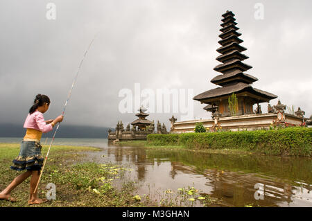 Hindu Temple Bouddhiste Pura Ulan Danu Bratan sur les rives du lac Bratan Bali en Indonésie Banque D'Images