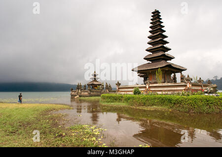 Hindu Temple Bouddhiste Pura Ulan Danu Bratan sur les rives du lac Bratan Bali en Indonésie Banque D'Images