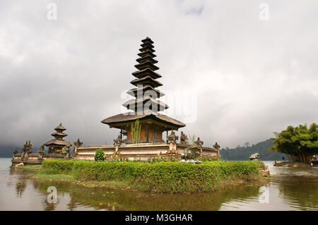 Hindu Temple Bouddhiste Pura Ulan Danu Bratan sur les rives du lac Bratan Bali en Indonésie Banque D'Images