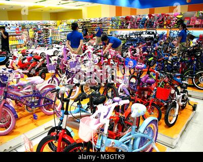 MANDALUYONG CITY, PHILIPPINES - le 21 janvier 2018 : children's bike sur l'affichage à un magasin de jouets dans un centre commercial. Banque D'Images