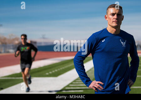 Le capitaine de l'US Air Force Kristopher Houghton, 377e Escadre de la base aérienne du personnel assistant juge-avocat, pose au cours de sa formation d'un Conseil International du Sport Militaire (CISM) course à Milne Stadium à Albuquerque, Nouveau Mexique, le 1 février. Houghton a participé à la Marine Corps 2017 marathon et a pris la quatrième place, mais a été la première activité de service militaire à la fin. (U.S. Air Force Banque D'Images