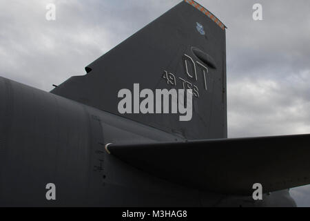 60-051 L'avion, un B-52 Stratofortress affecté à la 307e Bomb Wing, sports une nouvelle queue à base aérienne de Barksdale, en Louisiane, le 1 février 2018. Le jet a perdu sa queue d'origine lorsque la foudre a frappé vers la fin d'un vol d'entraînement. De l'entretien mécanique 307e Escadron a dû remplacer la queue endommagé avec celui-ci, qui avaient été récupérés d'un B-52 qui n'est plus en service. La queue porte encore les marques de son ancienne unité, le 49e Escadron de contrôle et d'évaluation. (U.S. Air Force Banque D'Images