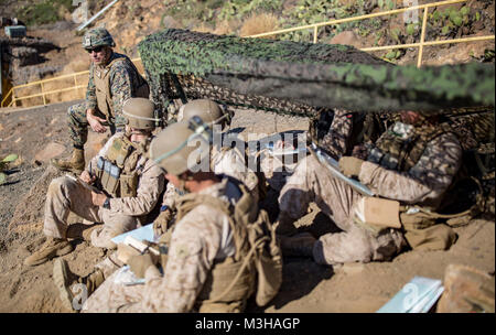 MARINE CORPS BASE CAMP PENDLETON, en Californie - Le Colonel Fridrik Fridriksson, Commandant, 11e Marine Expeditionary Unit observe des Marines des États-Unis, avec des armes à feu Naval Air 1ère compagnie, conduite de liaison close air support sur l'île San Clemente lors de l'exercice Iron Fist 2018, le 1 février. Poing de fer exercice réunit des Marines des États-Unis à partir de la 11e unité expéditionnaire de marines et de soldats de l'Armée de l'Ouest JGSDF, Régiment d'infanterie, d'améliorer leur planification bilatérale, la communication et la conduite d'opérations amphibies. (U.S. Marine Corps Banque D'Images