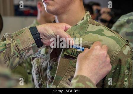 Un soldat de l'Armée américaine affecté à la Force opérationnelle interarmées - Corne de l'Afrique reçoit son expert Infantryman badge pendant la cérémonie d'un insigne au Camp Lemonnier, Djibouti, le 2 février 2018. Après deux semaines de formation et 5 jours d'essais, 50 soldats ont achevé le processus de gagner le très convoité des compétences particulières d'un insigne qui exige que les soldats de l'armée d'effectuer un test de condition physique, jour et nuit la navigation terrestre, une marche forcée de 12 km, et 30 tâches individuelles couvrant les armes, medical, patrouille de sécurité et de compétences. (U.S. Air Force Banque D'Images