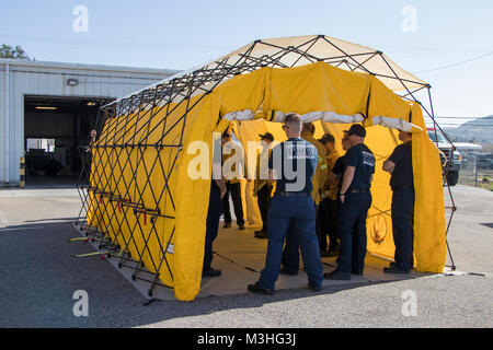 Camp Pendleton pompiers chaque année de formation sur les matières dangereuses et de décontamination à bord Camp Pendleton, en Californie, 6 février, 2018. La formation d'assurer la préparation du Camp Pendleton et l'état de préparation en cas d'urgence des matières dangereuses. (U.S. Marine Corps Banque D'Images