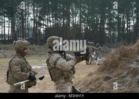 Un soldat américain affecté au 5e Escadron, 4e régiment de cavalerie blindée, 2e Brigade Combat Team, 1re Division d'infanterie, de Fort Riley, Kansas tire un lance-grenades M320 tout en portant l'équipement conçu pour protéger contre les menaces chimiques et biologiques au cours de la formation au secteur d'entraînement Grafenwoehr, Allemagne, le 6 février 2018. La formation avec le lance-grenades faisait partie d'une séance de formation qui comprend d'autres tâches diverses, telles que la familiarisation avec les armes militaires des États-Unis et de la défense contre les menaces chimiques et biologiques. (U.S. Army Banque D'Images