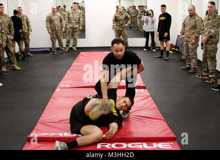 FORT HOOD, Texas- joueur professionnel en arts martiaux mixtes fighter, Josh Koscheck, démontre un takedown propose aux soldats de la 3ème Armored Brigade Combat Team, 1re Division de cavalerie ici le 6 février. Koscheck, enseigné quelques soldats aux prises de base, de retraits et de soumission se déplace tout en continuant d'enseigner des leçons de vie. Banque D'Images