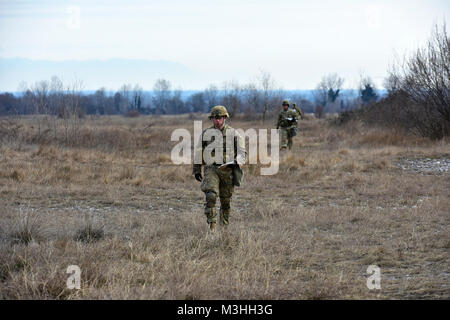 Les parachutistes de l'Armée américaine affecté au 1er Bataillon, 503e Régiment d'infanterie, 173e Brigade aéroportée naviguer au cours d'un terrain de la navigation terrestre pour l'essai d'une semaine pour l'expert Infantryman Badge. Les soldats doivent remplir un certain nombre de conditions préalables et de passer une batterie de tests de classement sur les compétences de base de l'infanterie, le 6 février 2018 à Meduna Cellina, Pordenone, Italie. (U.S. Army Banque D'Images