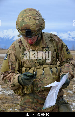 Un parachutiste de l'Armée américaine affecté au 1er Bataillon, 503e Régiment d'infanterie, 173e Brigade aéroportée de maintenir leurs compétences en navigation terrestre au cours de la semaine de tests pour l'expert Infantryman Badge. Les soldats doivent remplir un certain nombre de conditions préalables et de passer une batterie de tests de classement sur les compétences de base de l'infanterie, le 6 février 2018 à Meduna Cellina, Pordenone, Italie. (U.S. Army Banque D'Images