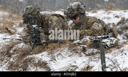 Des soldats américains affectés à la foudre Troop, 3e Escadron, 2e régiment de cavalerie, tirez sur la sécurité pendant l'exercice de poste de commandement près de la Belette Bemowo Piskie Domaine de formation, Pologne, le 6 février 2018. Ces soldats sont une partie de l'unique groupe de combat, multinationale, composée d'Américains, Britanniques, croate et soldats roumains servir avec la 15e Brigade mécanisée polonaise comme une force de dissuasion dans le nord-est de la Pologne à l'appui de l'OTAN vers l'amélioration de la présence. (U.S. Army Banque D'Images